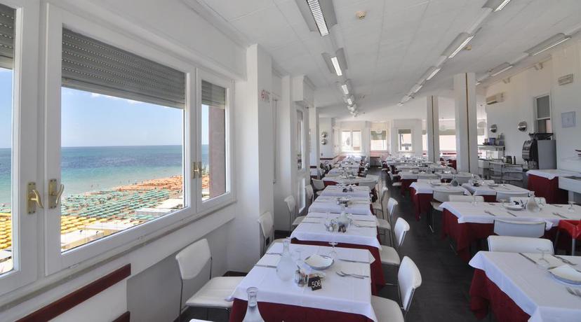 Imagen del bar/restaurante del Hotel Nettuno, Pesaro. Foto 3