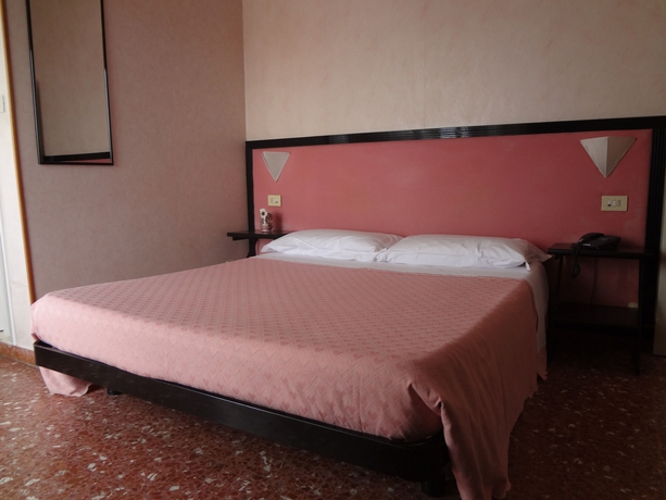 Imagen de la habitación del Hotel Nettuno, Porto San Giorgio. Foto 16