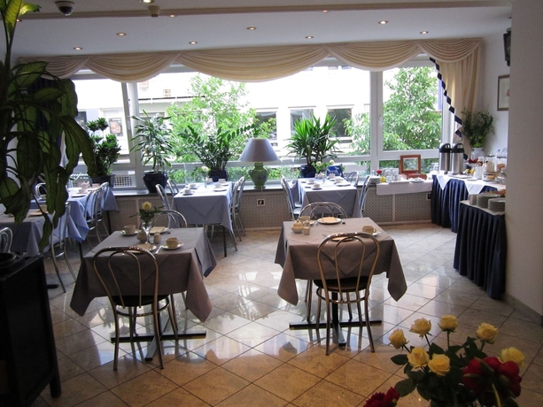 Imagen del bar/restaurante del Hotel Neue Kraeme. Foto 2