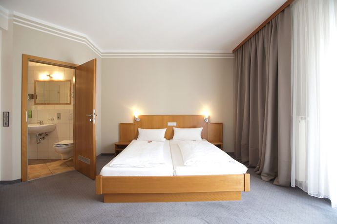 Imagen de la habitación del Hotel Neumaiers Hirsch Gasthof and Landhotel. Foto 9