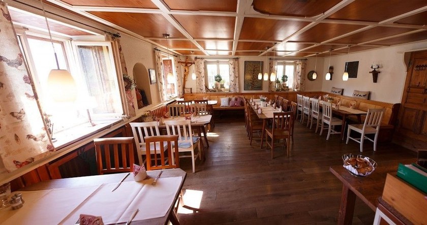 Imagen del bar/restaurante del Hotel Neumaiers Hirsch Gasthof and Landhotel. Foto 2
