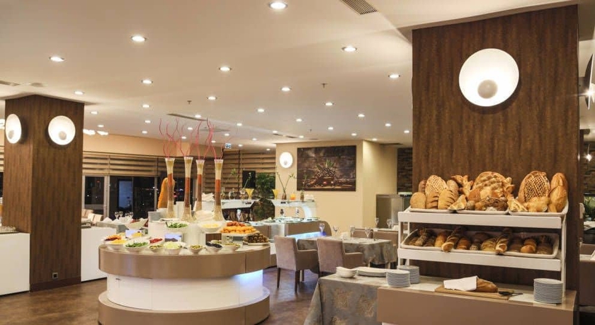 Imagen del bar/restaurante del Hotel Nevali. Foto 2