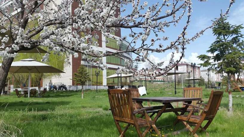 Imagen de los exteriores del Hotel Nevan Suite. Foto 13