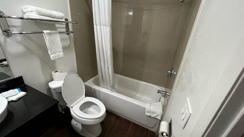 Imagen general del Hotel New American Inn and Suites. Foto 2