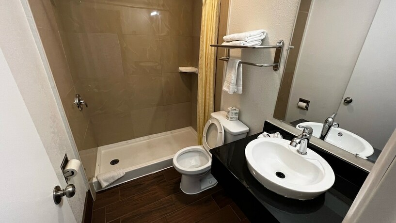 Imagen general del Hotel New American Inn and Suites. Foto 6