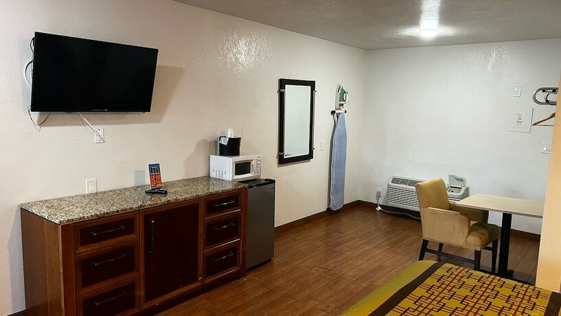 Imagen de la habitación del Hotel New American Inn and Suites. Foto 15