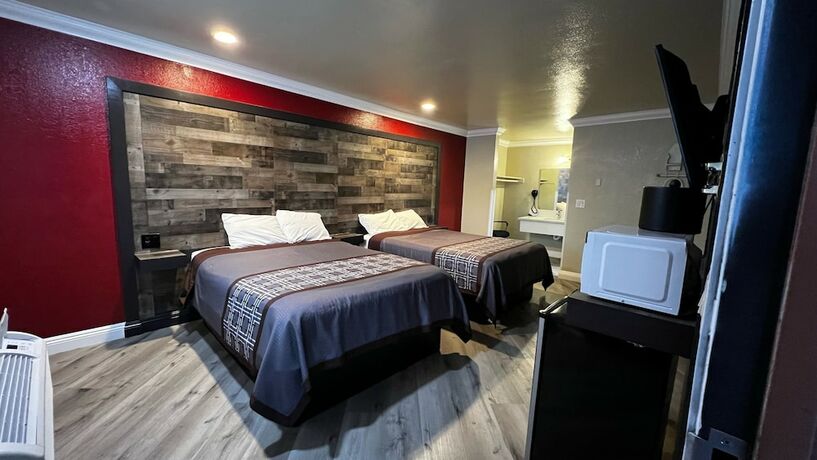 Imagen de la habitación del Hotel New American Inn and Suites. Foto 17