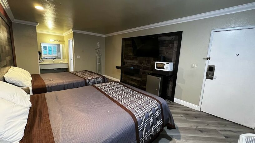 Imagen de la habitación del Hotel New American Inn and Suites. Foto 19