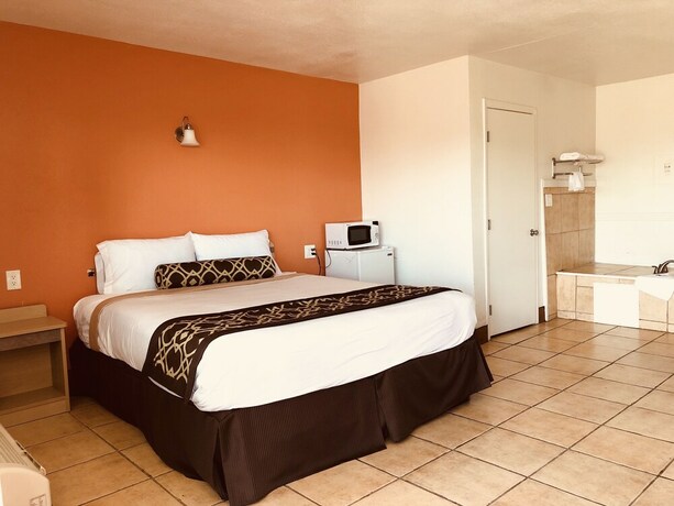 Imagen de la habitación del Hotel New American Inn and Suites. Foto 21