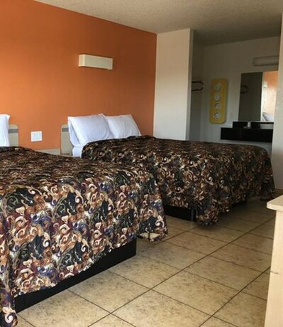 Imagen de la habitación del Hotel New American Inn and Suites. Foto 22