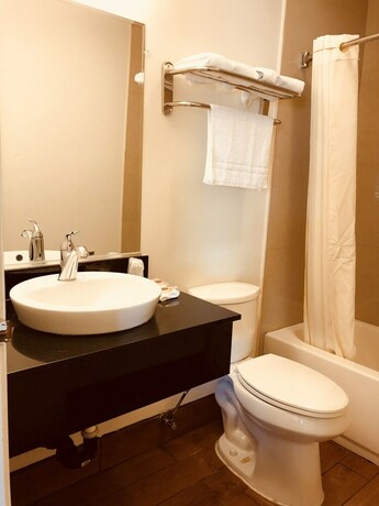 Imagen de la habitación del Hotel New American Inn and Suites. Foto 25