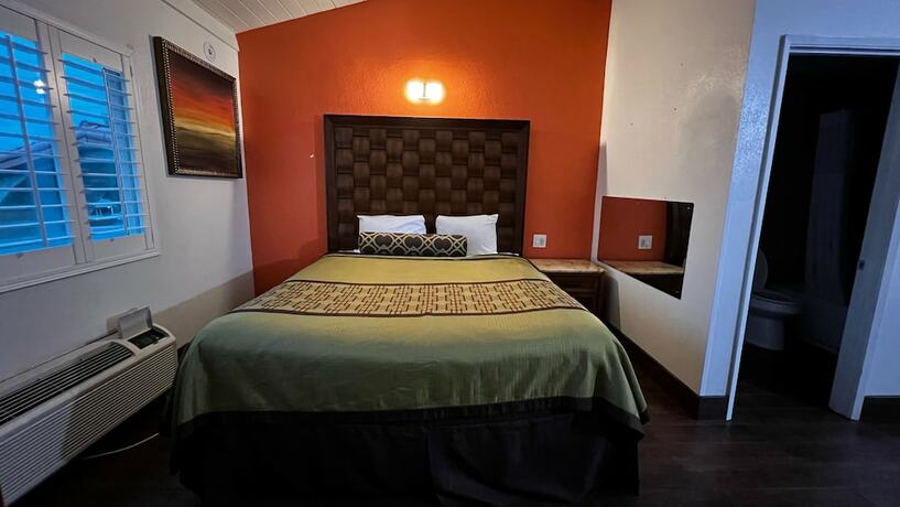 Imagen de la habitación del Hotel New American Inn and Suites. Foto 27
