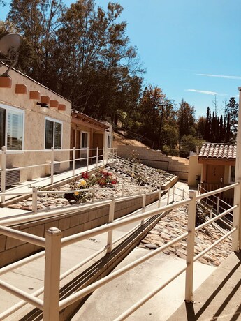 Imagen de los interiores del Hotel New American Inn and Suites. Foto 30