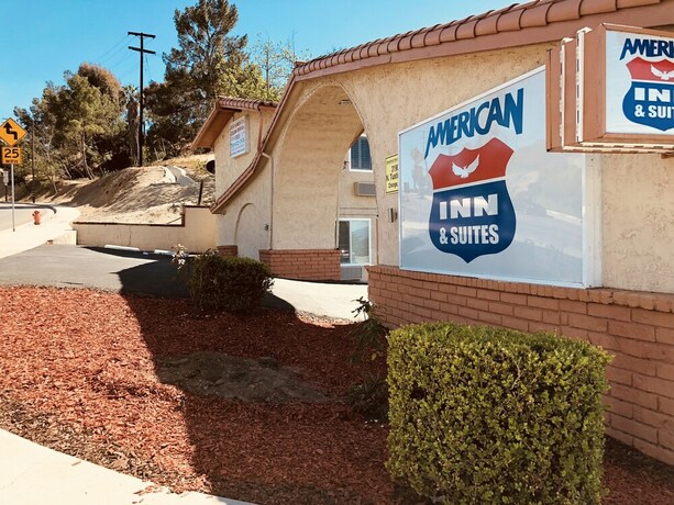 Imagen de los exteriores del Hotel New American Inn and Suites. Foto 29
