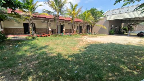 Imagen general del Hotel New Bandengan Beach. Foto 1