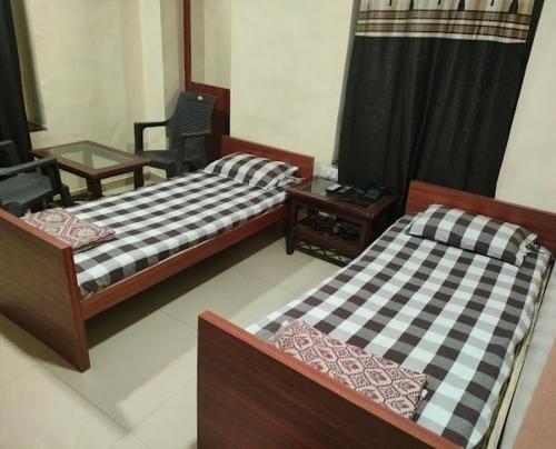 Imagen de la habitación del Hotel New Bombay Lodge Akola. Foto 16