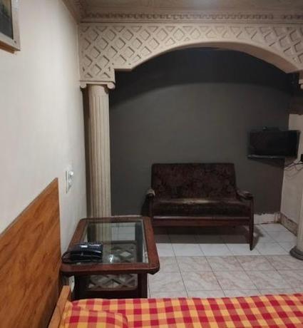 Imagen de la habitación del Hotel New Bombay Lodge Akola. Foto 17