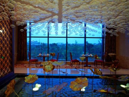Imagen general del Hotel New Century Grand Hotel Zhejiang Sanli. Foto 19
