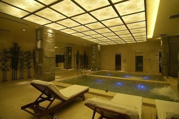 Imagen de la piscina del Hotel New Century Grand Kaifeng. Foto 19