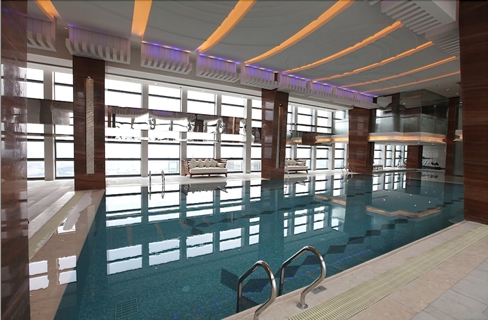 Imagen de la piscina del Hotel New Century Grand Tonglu Hangzhou China. Foto 19