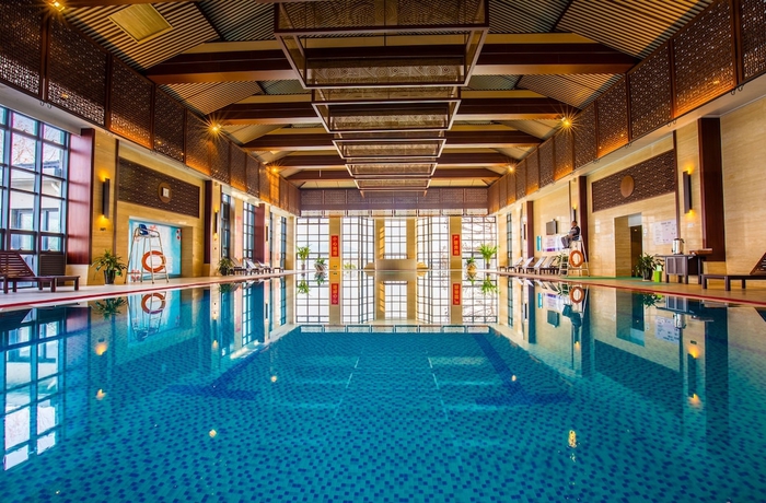 Imagen de la piscina del Hotel New Century Resort Siming Lake Yuyao. Foto 18