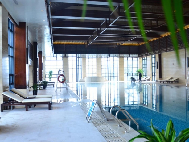 Imagen de la piscina del Hotel New Century Resort Siming Lake Yuyao. Foto 19