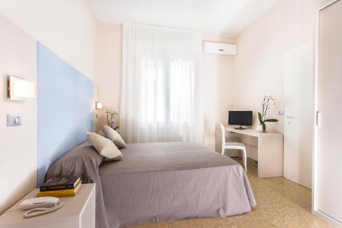 Imagen de la habitación del Hotel New Chiari. Foto 10