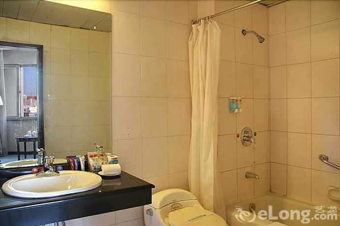 Imagen de la habitación del Hotel New Era Hotel. Foto 17