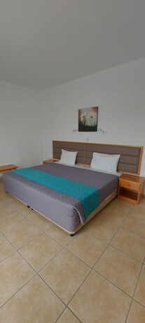 Imagen de la habitación del Hotel New FamagustaandSuites. Foto 6