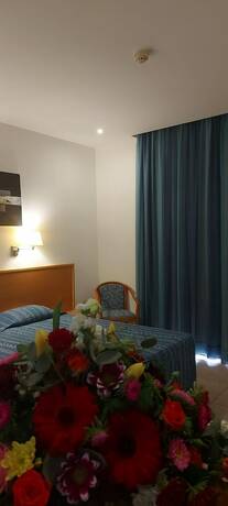 Imagen de la habitación del Hotel New FamagustaandSuites. Foto 7