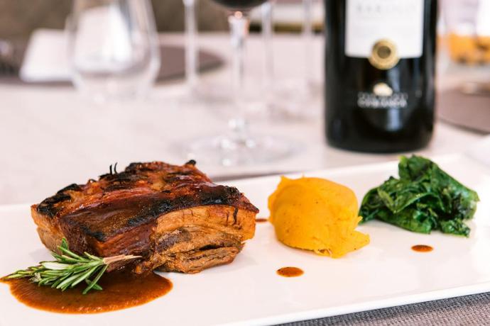 Imagen del bar/restaurante del Hotel New Folias. Foto 2