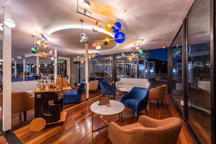 Imagen del bar/restaurante del Hotel New Folias. Foto 10