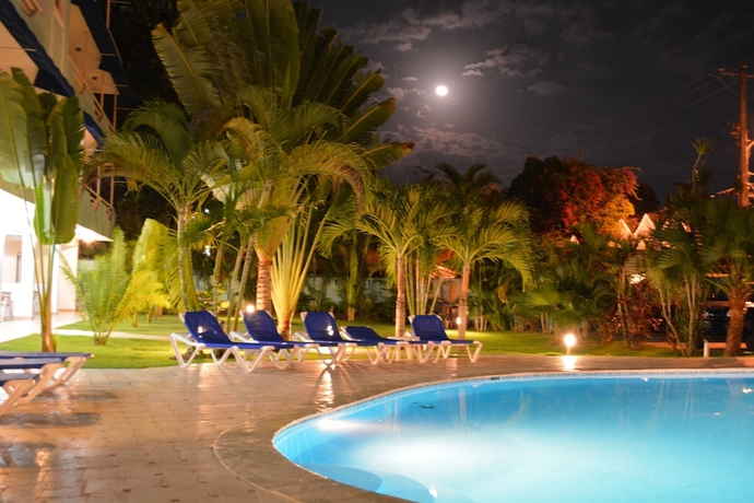Imagen de la piscina del Hotel New Garden. Foto 12