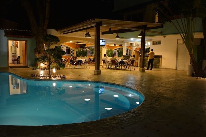 Imagen de la piscina del Hotel New Garden. Foto 13
