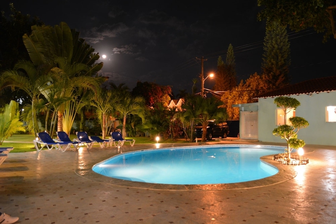Imagen de la piscina del Hotel New Garden. Foto 14