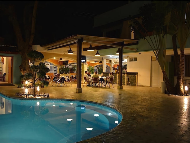 Imagen de la piscina del Hotel New Garden. Foto 15