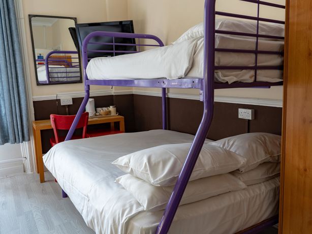 Imagen de la habitación del Hotel New George. Foto 18