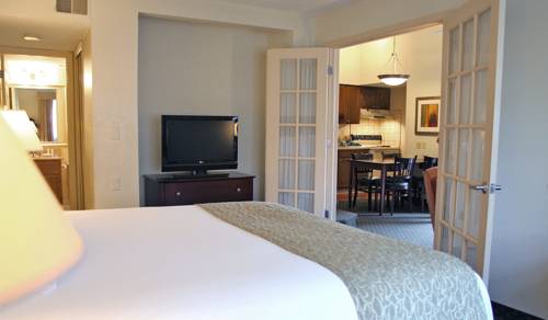 Imagen de la habitación del Hotel New Haven Village Suites. Foto 1