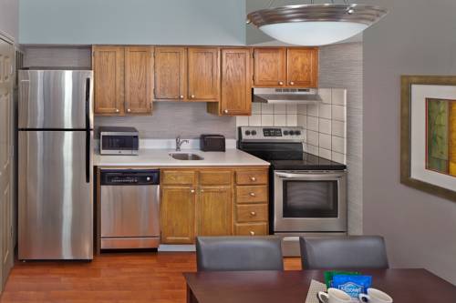 Imagen de la habitación del Hotel New Haven Village Suites. Foto 5