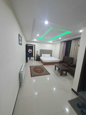 Imagen de la habitación del Hotel New Hilton Naran. Foto 19