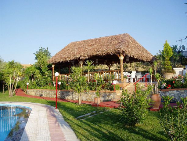 Imagen de la piscina del Hotel New Kydonia Suites and Studios. Foto 6