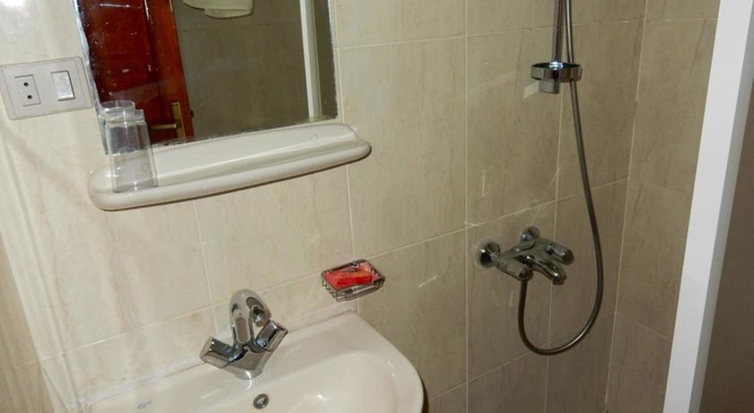 Imagen de la habitación del Hotel New Memnon. Foto 10