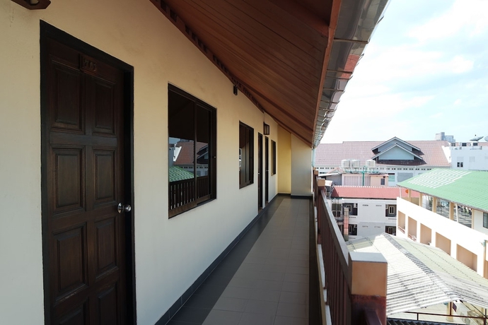 Imagen de los exteriores del Hotel New Nikom Court. Foto 12