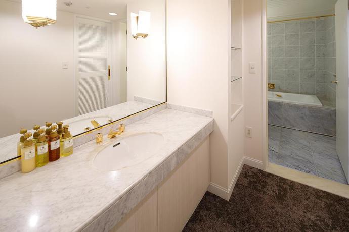 Imagen de la habitación del Hotel New Omi. Foto 6