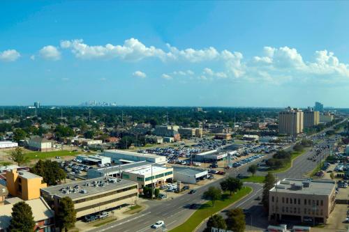 Imagen de la habitación del Hotel New Orleans Marriott Metairie At Lakeway. Foto 12