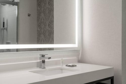 Imagen de la habitación del Hotel New Orleans Marriott Warehouse Arts District. Foto 17