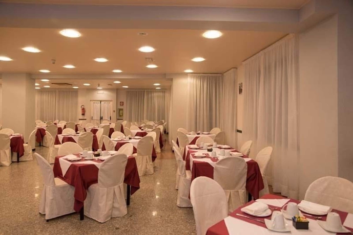 Imagen del bar/restaurante del Hotel New Petit. Foto 3