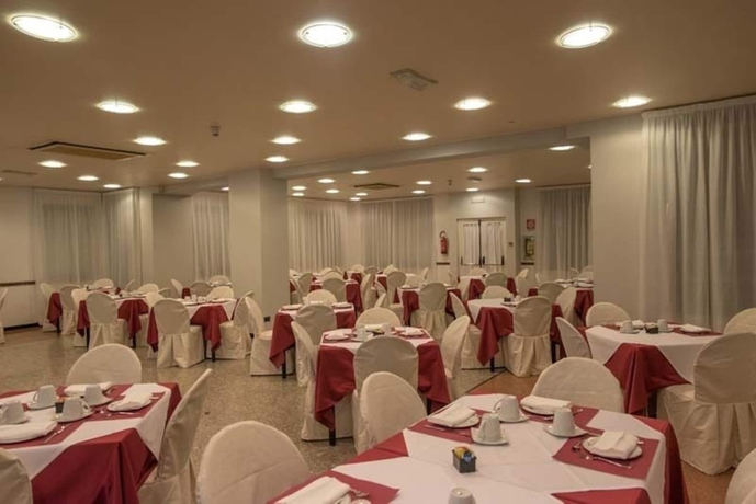 Imagen del bar/restaurante del Hotel New Petit. Foto 5