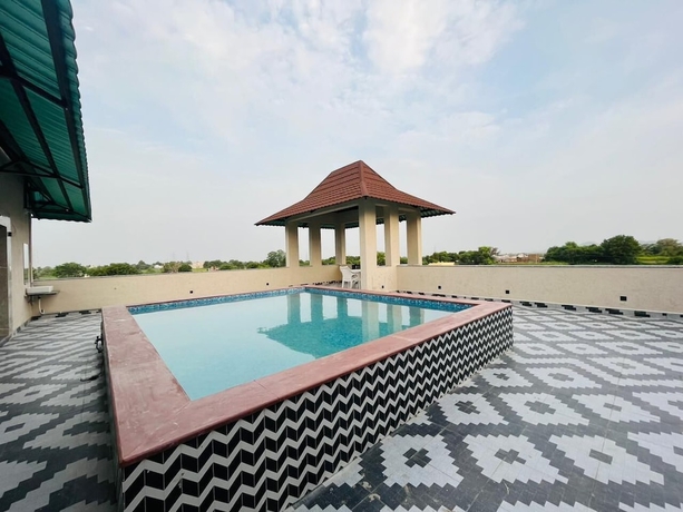 Imagen de la piscina del Hotel New Royal Orbit and Restro Udaipur. Foto 16