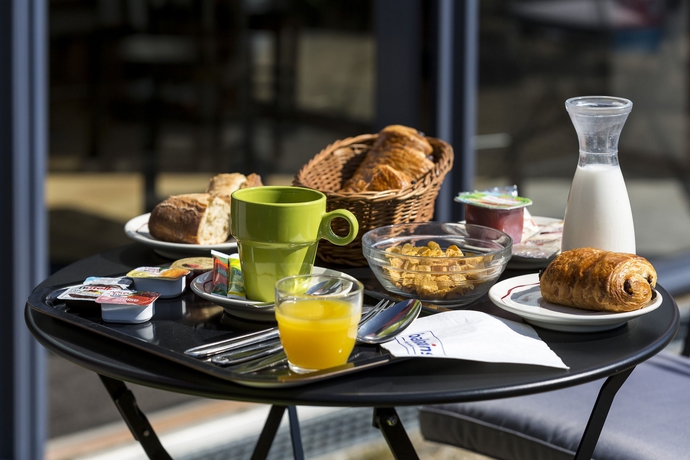 Imagen del bar/restaurante del Hotel New, Saint-Gervais-la-Forêt. Foto 8